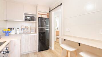 Refrigerador, microondas, horno y parrilla de estufa