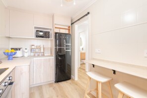 Refrigerador, microondas, horno, placa de cocina