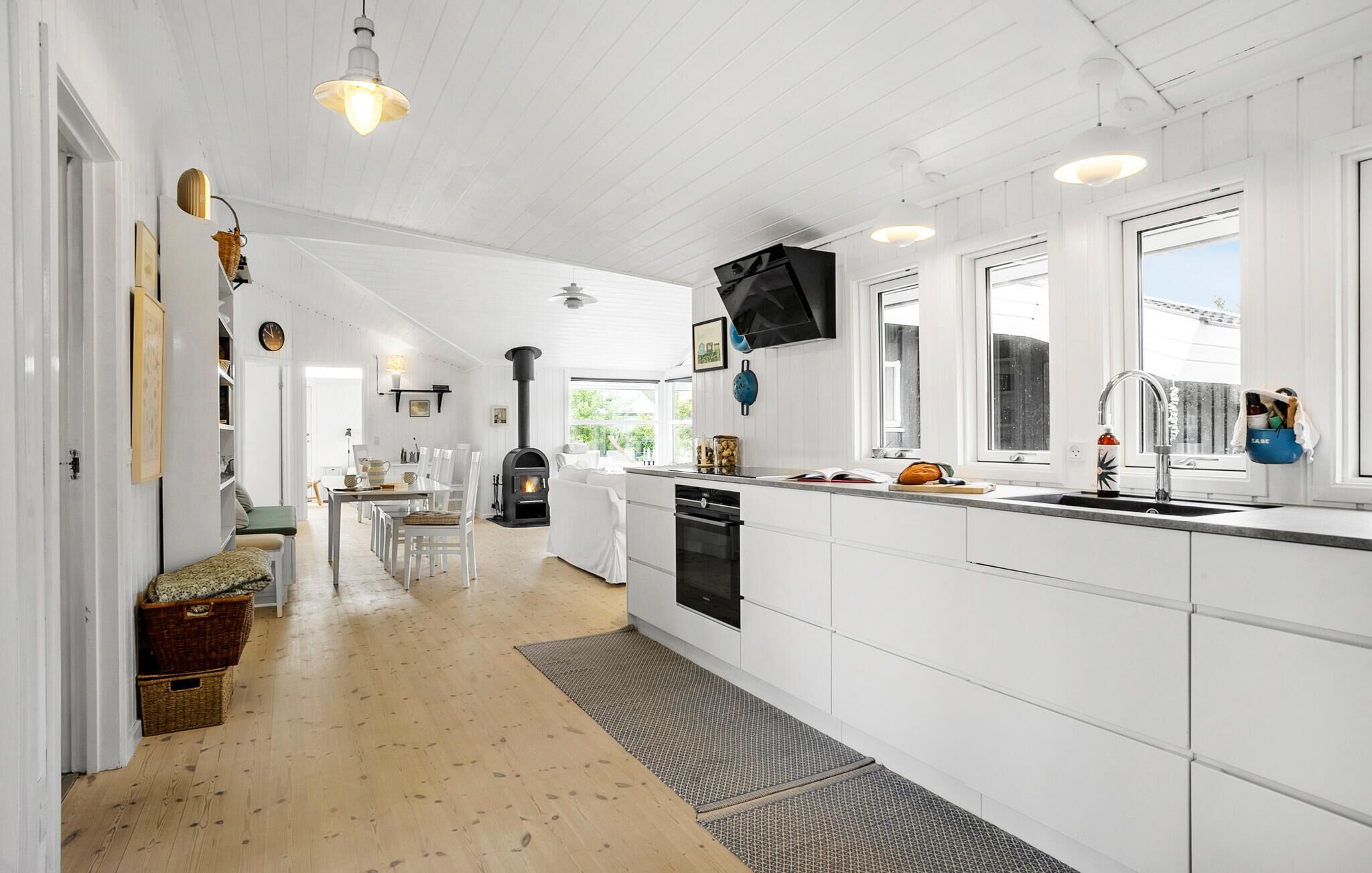 Coffee/tea maker, fridge, oven, stovetop