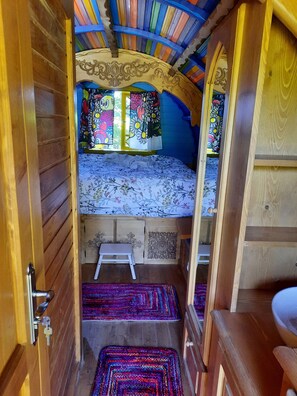 1 bedroom, bed sheets