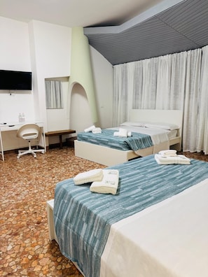 Deluxe-Vierbettzimmer, Balkon, Stadtblick
