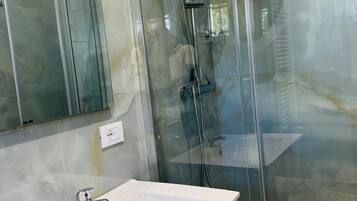 Deluxe-Vierbettzimmer, Balkon, Stadtblick | Badezimmer