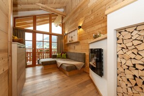 TV - Apartment 'Deluxe 1' with Private Garden, Balcony and Wi-Fi (Großarl)