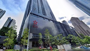 A modern skyscraper with a reflective glass facade, surrounded by other high-rise buildings and trees. - Star Luxury Suites KLCC (Kuala Lumpur)