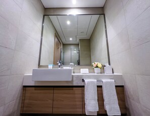 Towels, soap, toilet paper - Elegant Studio Escape in Al Merkadh-117 (Dubai)