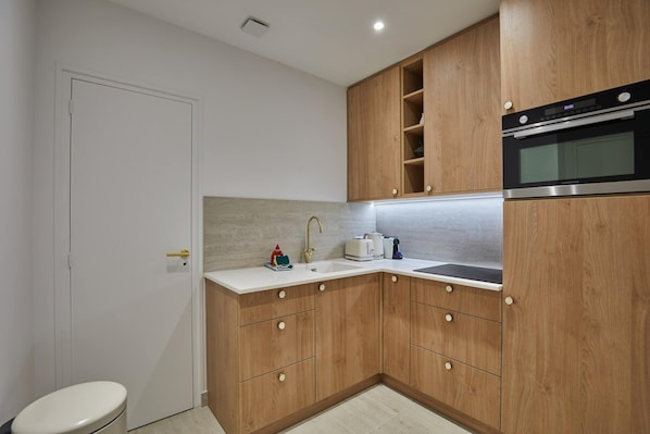 Fridge, microwave, stovetop, coffee/tea maker