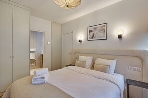 2 bedrooms, laptop workspace, iron/ironing board, bed sheets