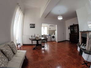Appartamento familiare, balcone, vista città | Area soggiorno | Smart TV 32 pollici con canali satellitari