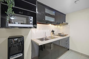 Appartement, 3 chambres, balcon | Cuisine privée | Grand réfrigérateur, micro-ondes, plaque de cuisson, cuiseur de riz