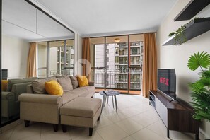 Appartement, 3 chambres, balcon | Coin séjour | TV connectée de 43 pouces avec chaînes par câble, Netflix
