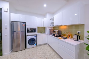Superior Apartment, 2 Bedrooms, Balcony, City View | Private kitchen