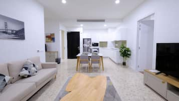 Appartement Supérieur, 2 chambres, balcon, vue ville | Coin séjour | Télévision de 40 cm avec chaînes par câble