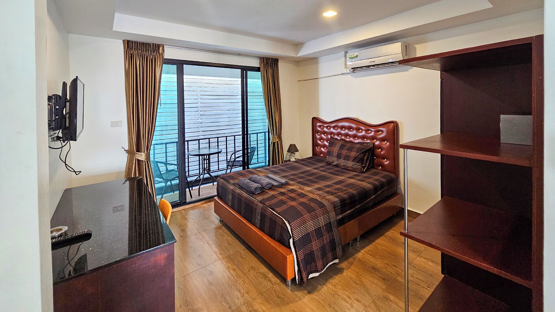 Comfort Double Room | Laptop workspace, bed sheets