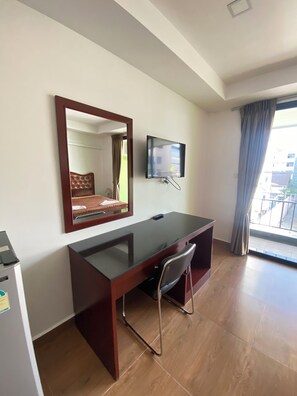 Chambre Standard double, balcon | Aire de séjour | Téléviseur à écran plat de 32 po avec télévision par câble