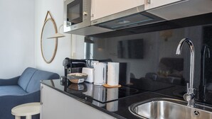 Eine kleine Küche mit Mikrowelle, Toaster und Spüle.