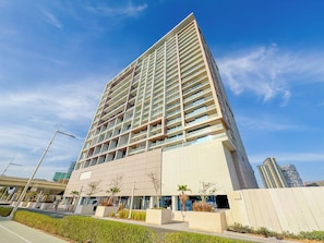 A modern high-rise building with multiple balconies, a flat facade, and a clear sky. - Bloomfields Fabulous STU In Al Maryah  (Abu Dhabi)