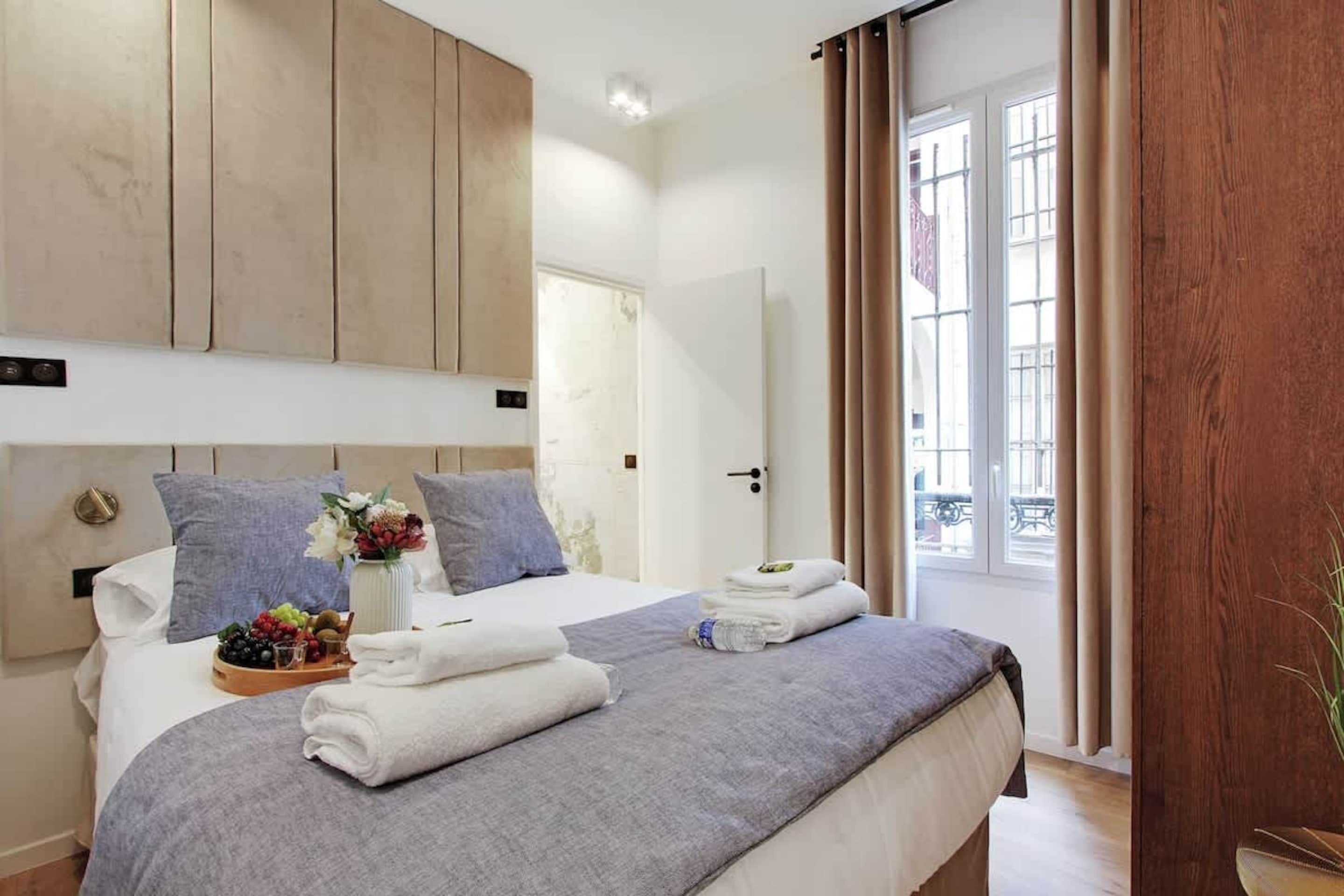 3 habitaciones, tabla de planchar con plancha y ropa de cama 