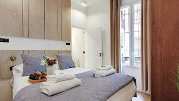 3 habitaciones, tabla de planchar con plancha y ropa de cama