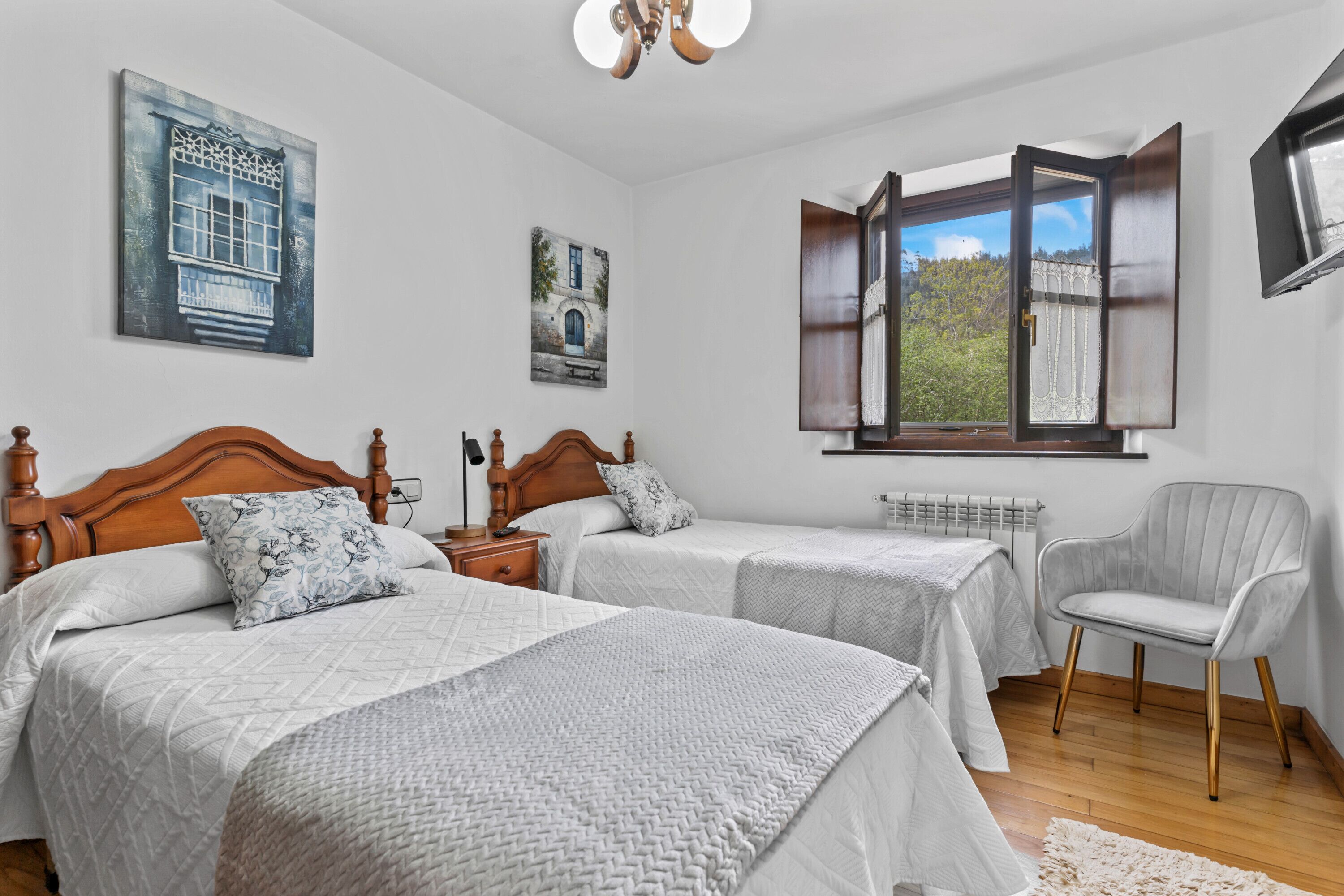 3 chambres, fer et planche à repasser, Wi-Fi, draps fournis