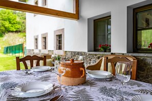 Outdoor dining - Cottage 'El Molin De Frieras' with Mountain View, Private Garden and Wi-Fi (Llanes)