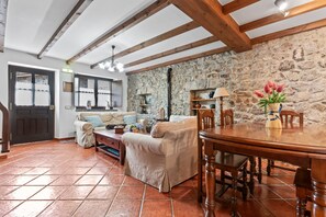 Interior - Cottage 'El Molin De Frieras' with Mountain View, Private Garden and Wi-Fi (Llanes)