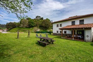 Outdoor dining - Cottage 'El Molin De Frieras' with Mountain View, Private Garden and Wi-Fi (Llanes)