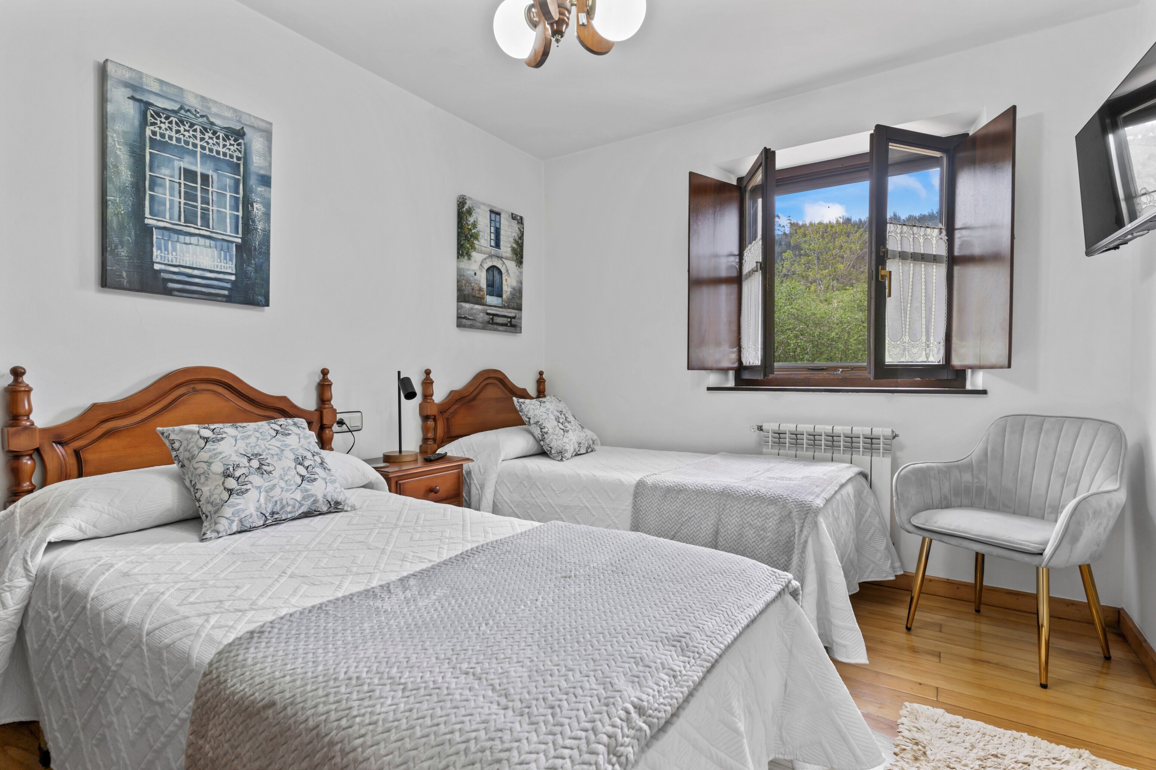 3 bedrooms, iron/ironing board, WiFi, bed sheets