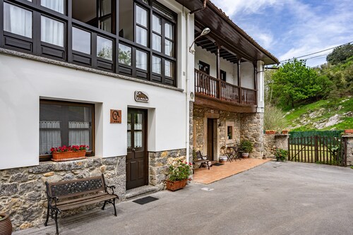 Cottage 'El Molin De Frieras' with Mountain View, Private Garden and Wi-Fi