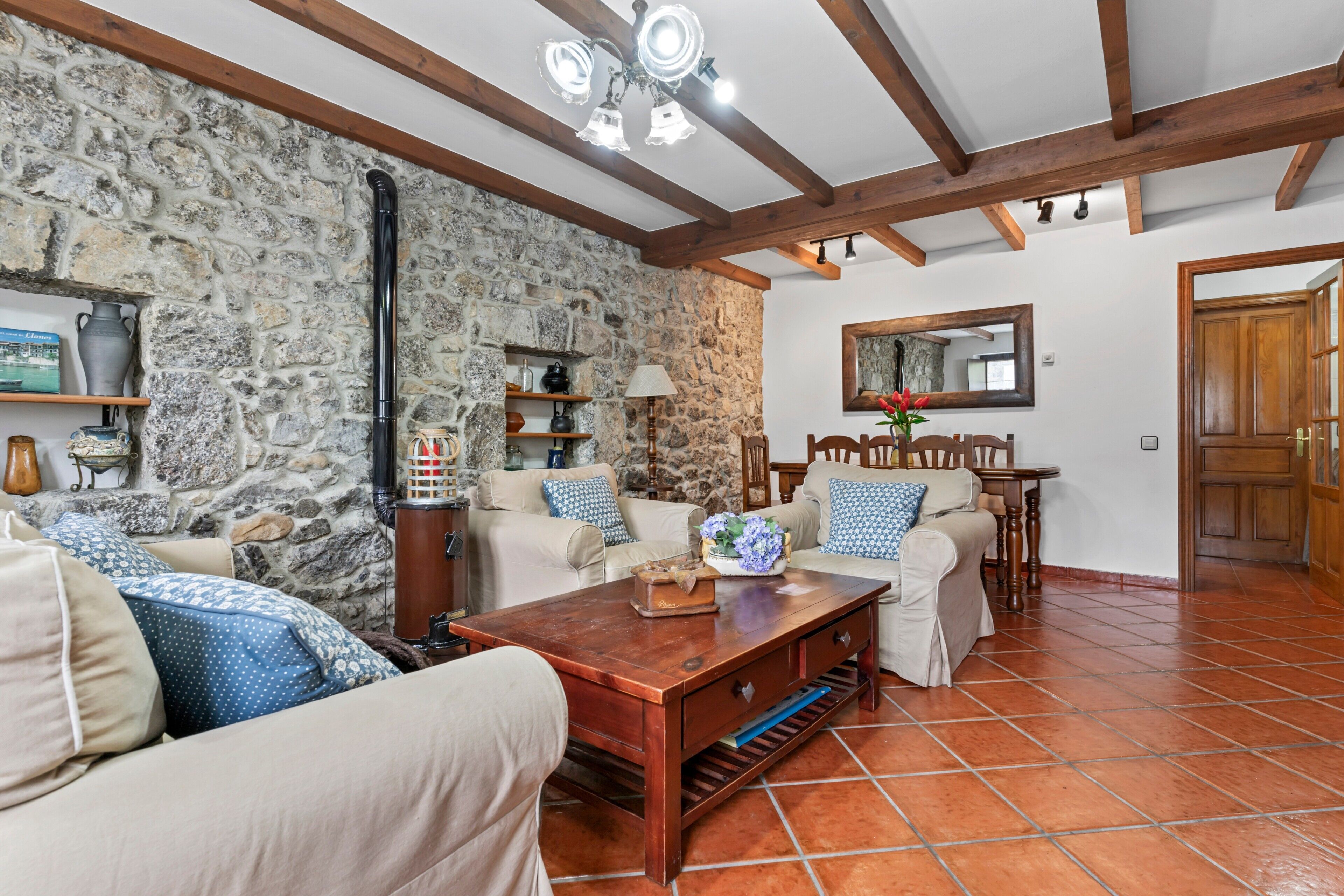 Télévision, cheminée, lecteur de DVD