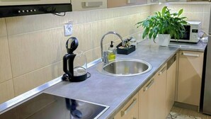 Wasserkocher mit Kaffee-/Teezubehör, Kühlschrank, Mikrowelle, Ofen