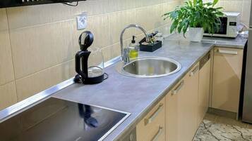 Jääkaappi, mikroaaltouuni, uuni, liesi