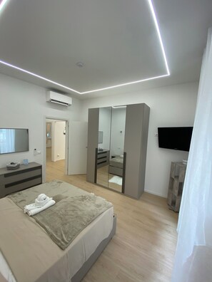 2 多间卧室、客房内保险箱、办公桌、熨斗/熨衣板