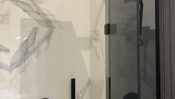 Dusche, Haartrockner, Bidet, Handtücher