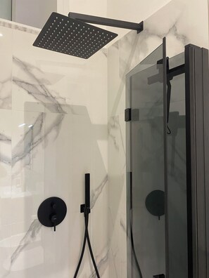 Dusche, Haartrockner, Bidet, Handtücher