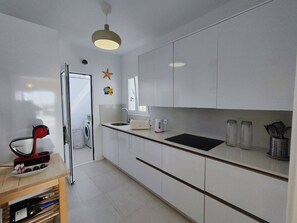 Een koelkast, een microgolfoven, een oven, een vaatwasser