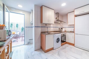 Micro-ondes, four, plaque de cuisson
