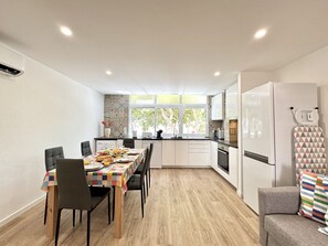 Mikroaaltouuni, astianpesukone, kahvin-/teenkeitin