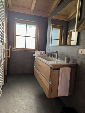 Douche, sèche-cheveux, serviettes fournies, papier toilette