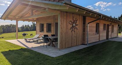 Ferienchalet mit Sauna und großer Terrasse am Ferienhof Schiegl im bay. Wald