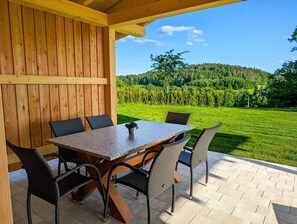 Outdoor dining - Vacation chalet with sauna and large terrace at Ferienhof Schiegl in the bay. Forest (Brennberg)