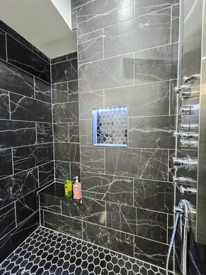 Dusche, Haartrockner, Handtücher, Seife
