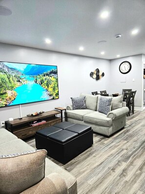 Smart-tv, boeken en een stereo