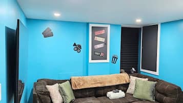 Una Smart TV, libros, un reproductor estéreo