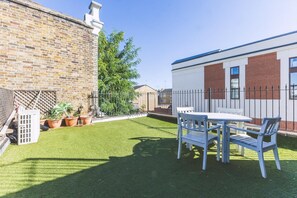 Exterior - North End Retreat (London)