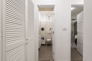 Shower, hair dryer, towels - Deluxe Suite Rosa (Zadar)
