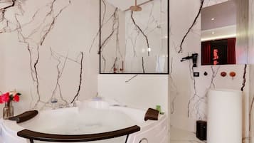 Maison | Salle de bain | Baignoire, sèche-cheveux, serviettes fournies, savon