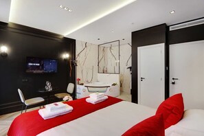 Casa | Tabla de planchar con plancha y ropa de cama