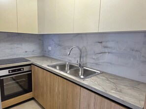 Frigorifero, forno, lavastoviglie, bollitore elettrico