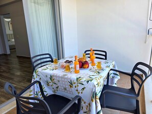 Outdoor dining - Beachfront & Sea View Apartment 101 (Durres)