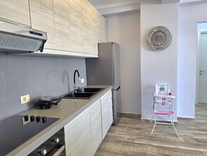 Fridge, oven, stovetop, toaster - Beachfront & Sea View Apartment 101 (Durres)